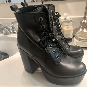 Lace up boot heal